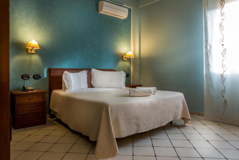 Standard Triple Room image 2