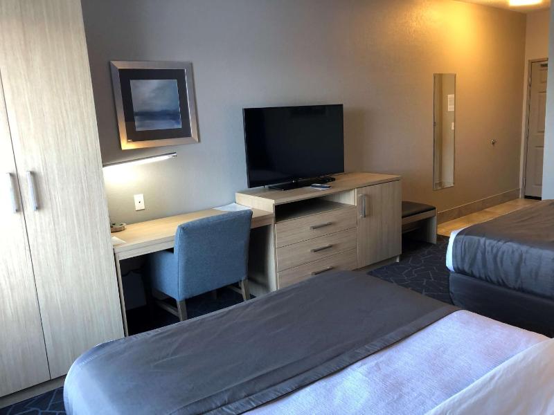 Queen Room with Two Queen Beds image 2