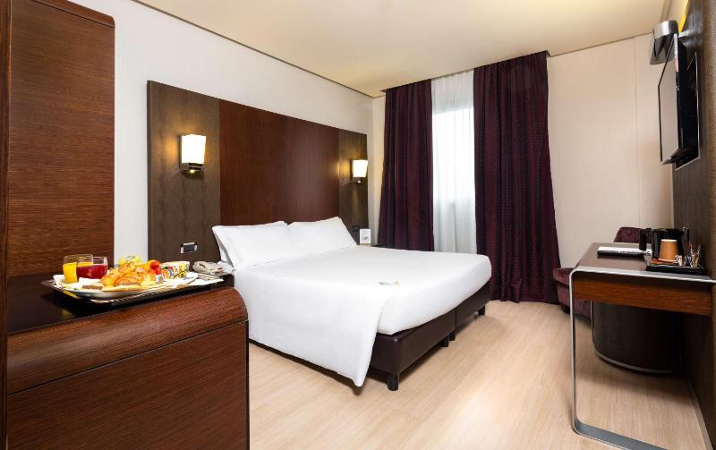 Standard King Room with Spa Access image 1