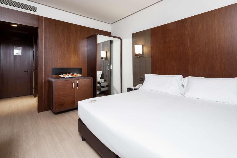 Standard Room with One King Bed and One Single Bed image 1