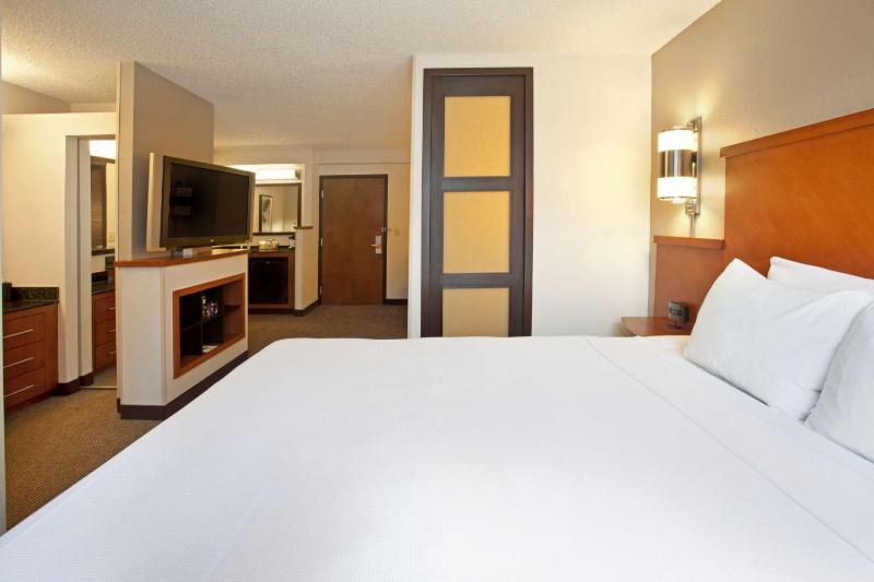 Guestroom 1 King image 3