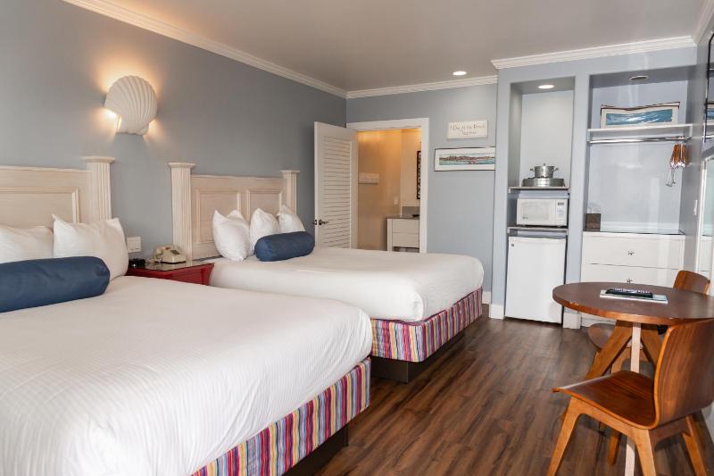 Standard Queen Room with Two Queen Beds image 2