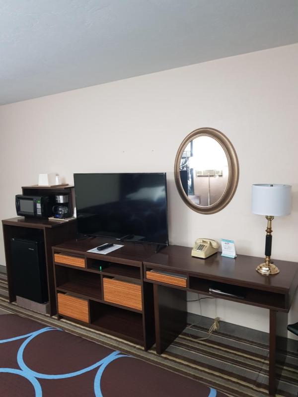 Queen Room with Two Queen Beds - Non-Smoking image 2