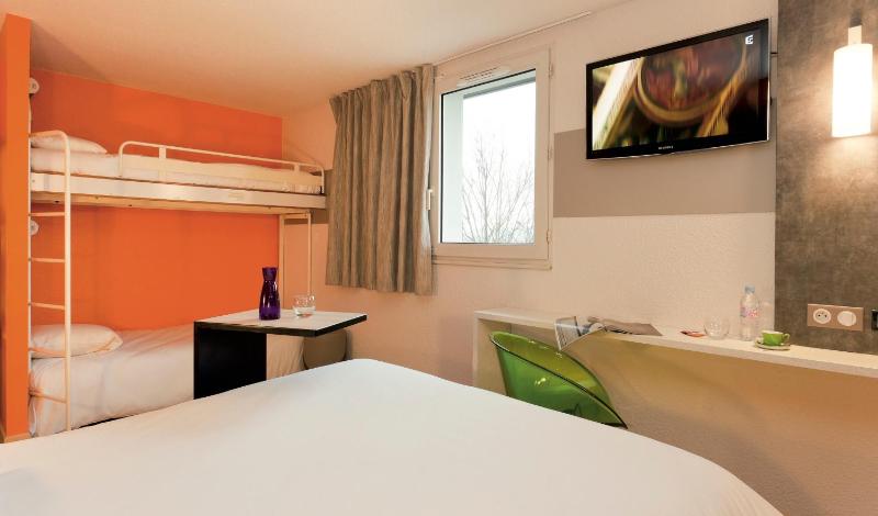 Standard Room with 1 Double and 1 Single Bed image 3