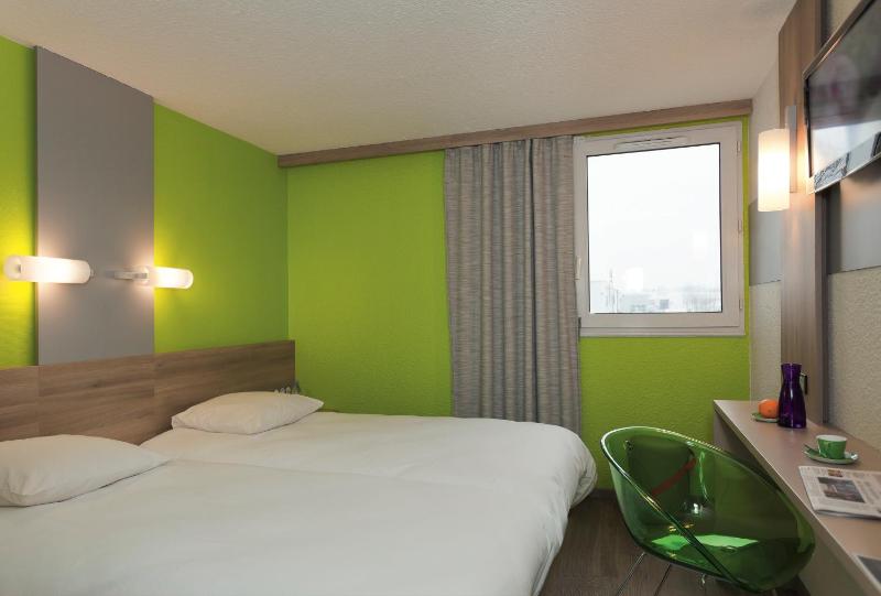 Standard Room with 1 Double and 1 Single Bed image 2