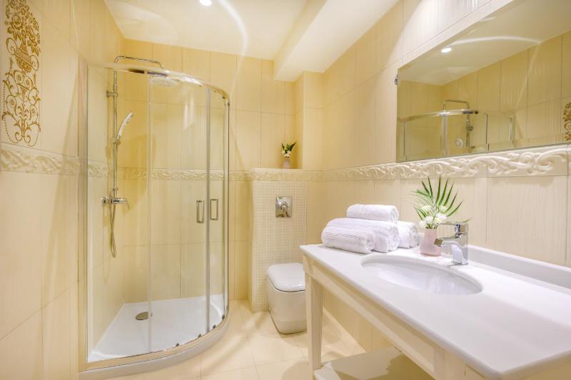 Deluxe Double Room image 3