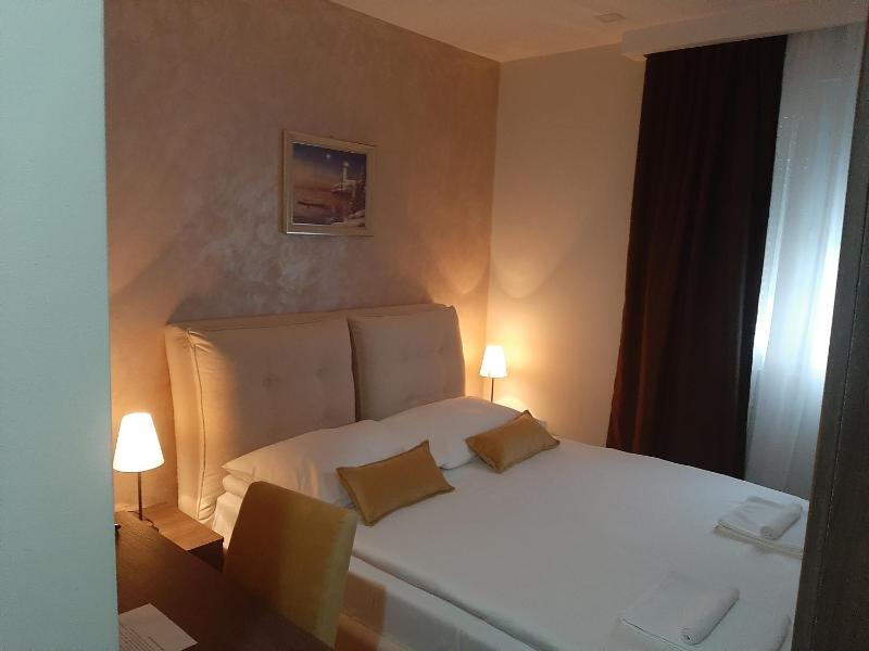Deluxe Double Room image 4