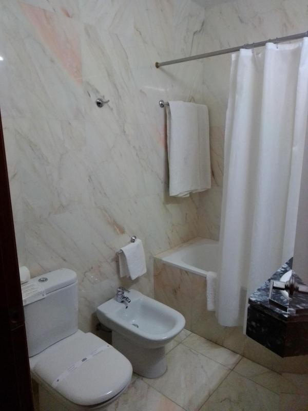 Twin Room image 3