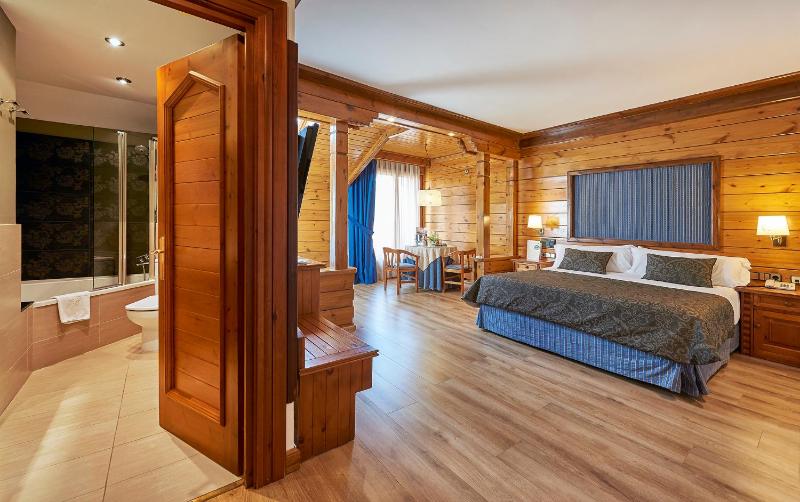 Junior Suite with Spa Access image 2