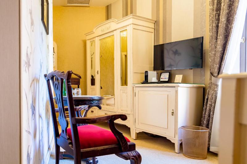 Small Single Room image 3