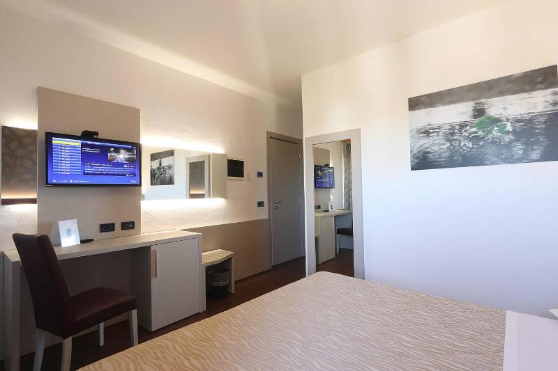 Superior Queen Room image 3