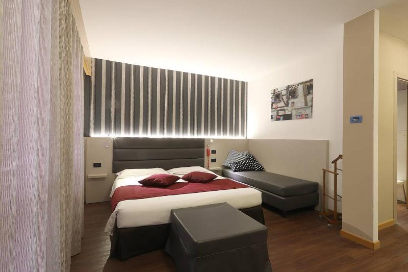 Superior King Room image 2