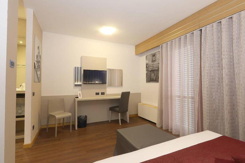 Superior King Room image 3