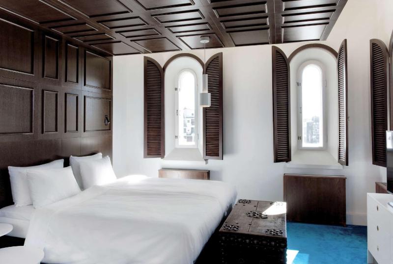 One-Bedroom Plaza Suite image 1