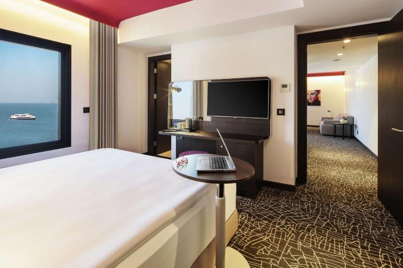 Suite with Sea View image 4