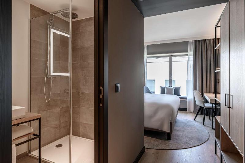 Standard Room - High Floor image 3