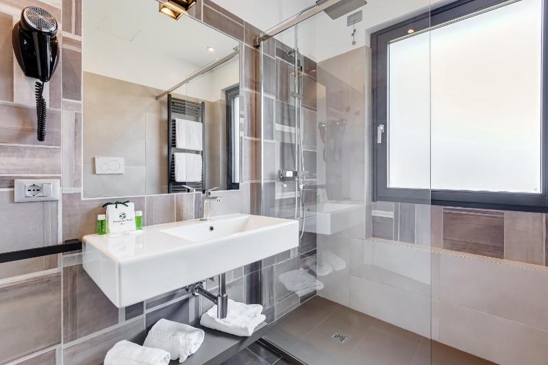 Double Room with Garden View image 3