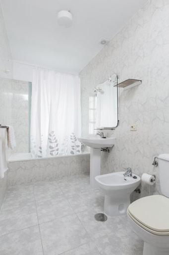 Triple Room with Private Bathroom image 2