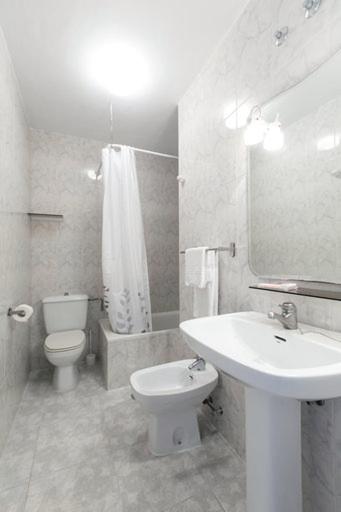 Twin Room image 2