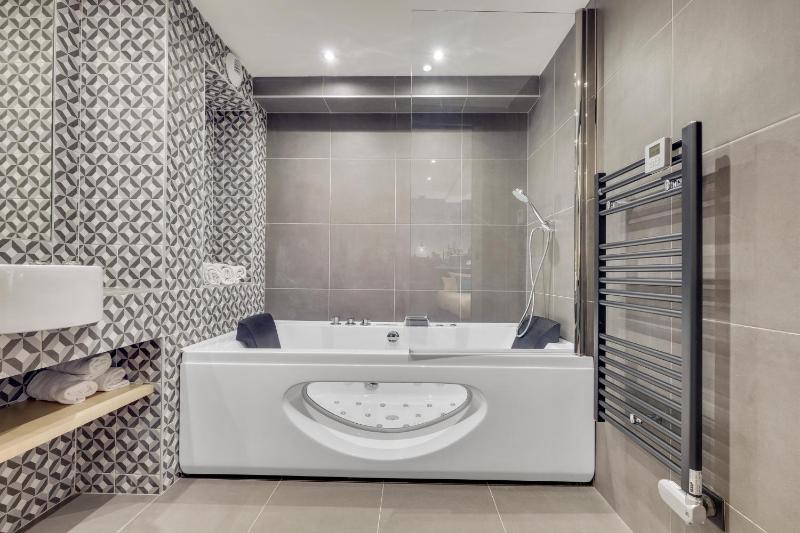 Superior Triple Room with Hot Tub image 2