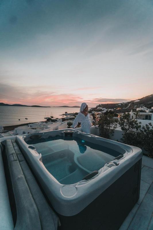 Suite with Outdoor Hot Tub and Sea View image 1