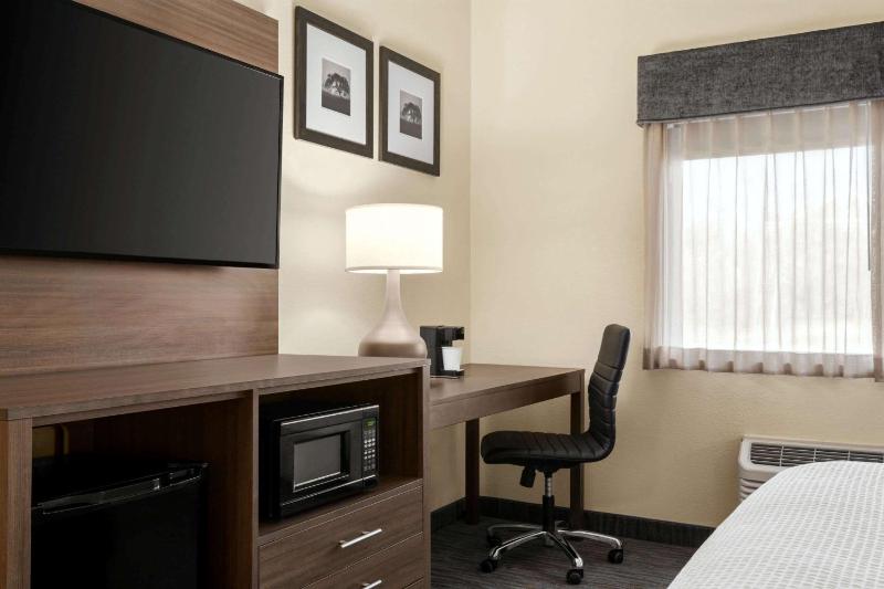 Queen Room - Non-Smoking image 3