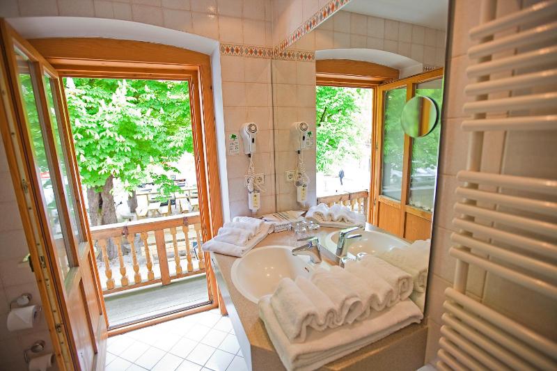 Quadruple Room image 3