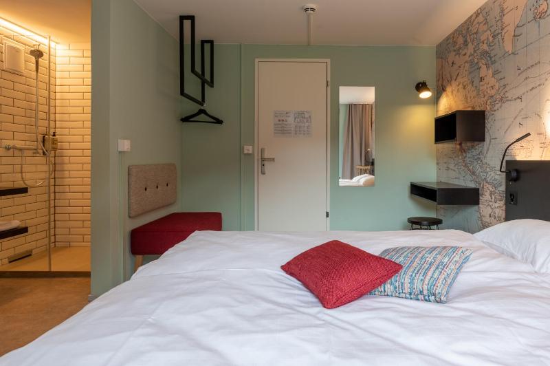 Double or Twin Room with Balcony image 4