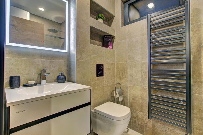 One-Bedroom Apartment image 1