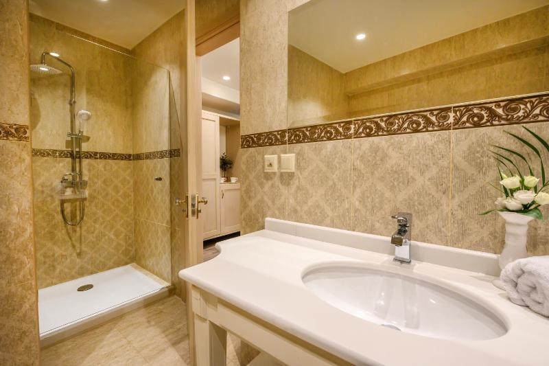 Superior Triple Room image 3