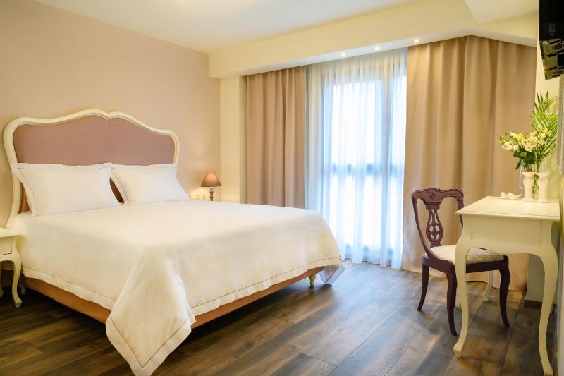 Deluxe Family Suite image 4
