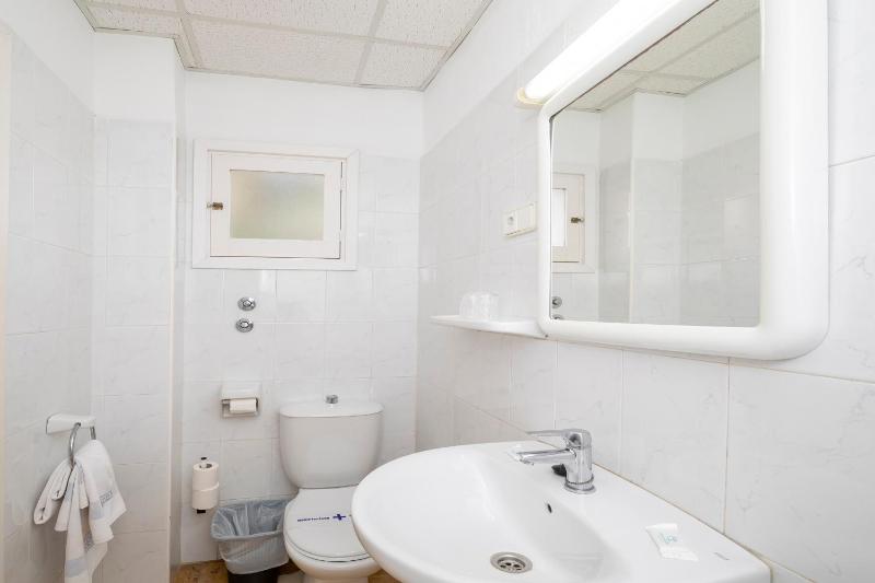 Standard Twin Room with Sea View image 1