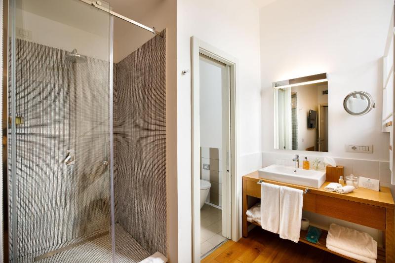 Standard Double Room image 4
