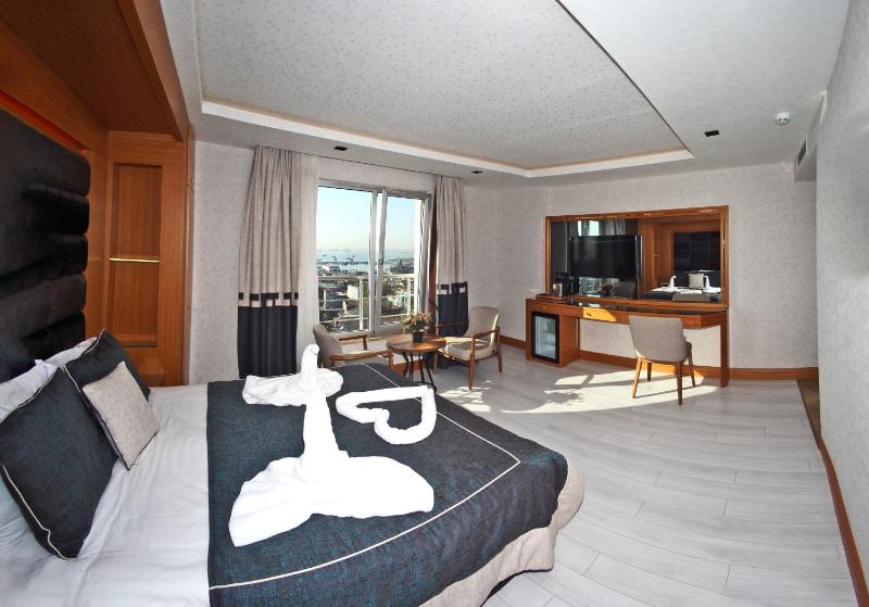 Superior Double or Twin Room with Sea View image 2