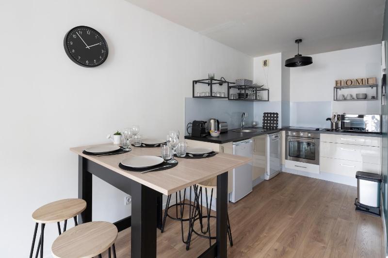 One-Bedroom Apartment image 3