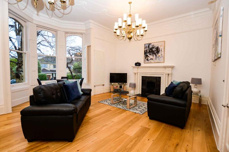 Superior One Bedroom Apartment image 2