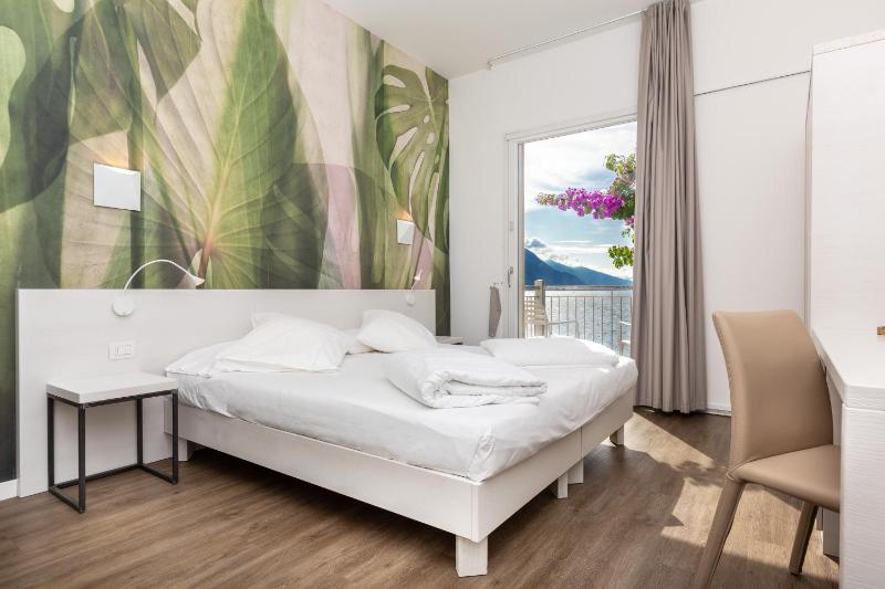 Double Room with Lake View image 1