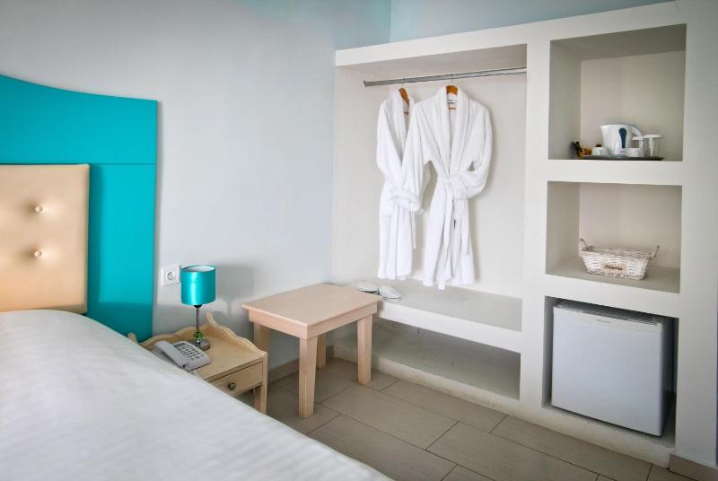 Standard Double or Twin Room with Sea View image 4