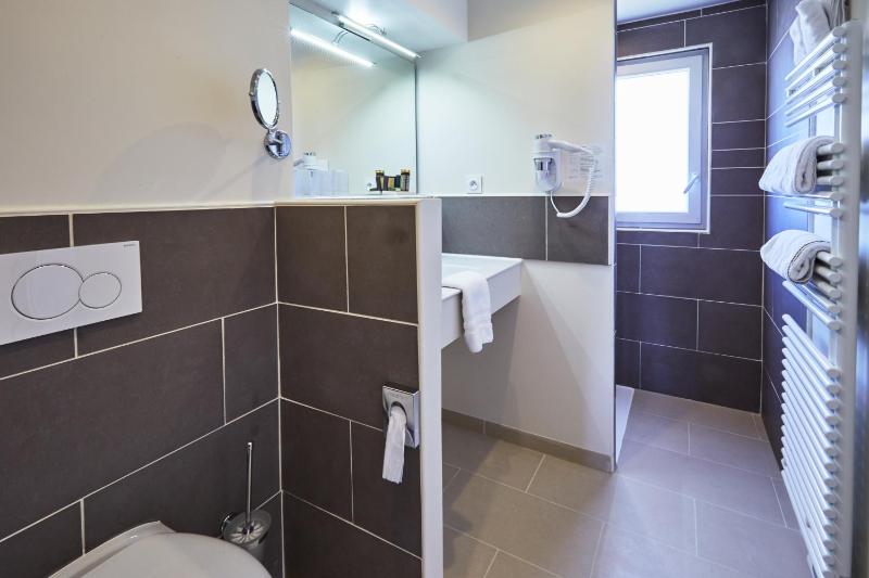 Deluxe Double Room with Garden View image 3