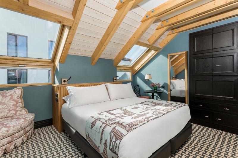 Deluxe Double or Twin Room image 4