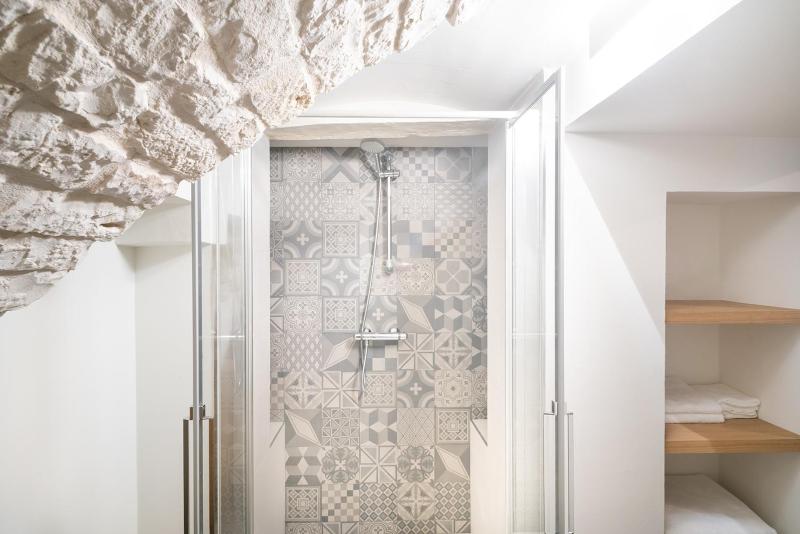 Deluxe Suite with Spa Bath image 4
