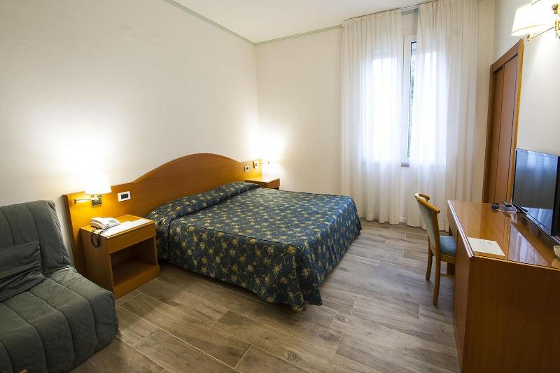 Double Room image 4