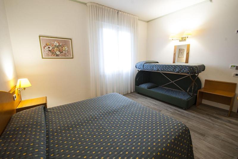 Quadruple Room image 4