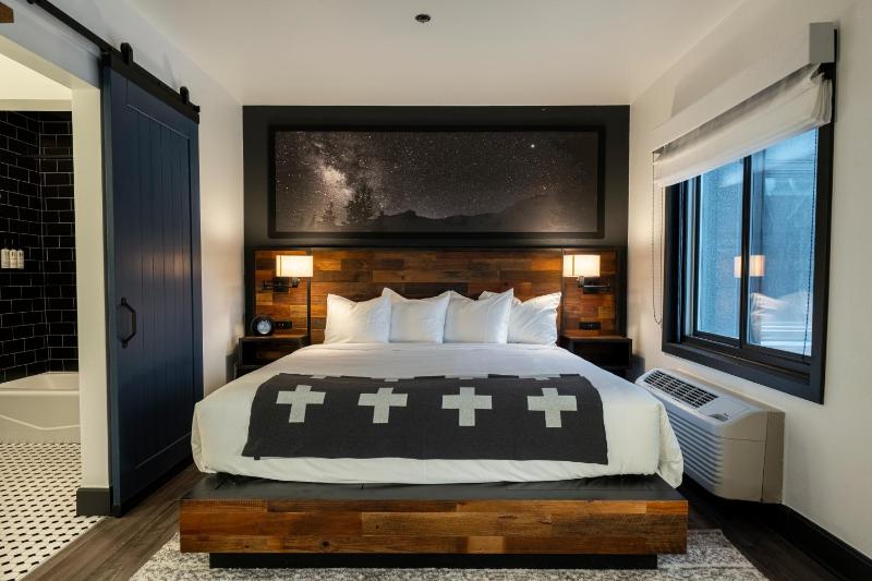 Deluxe King Room image 1