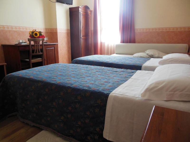 Twin Room image 4