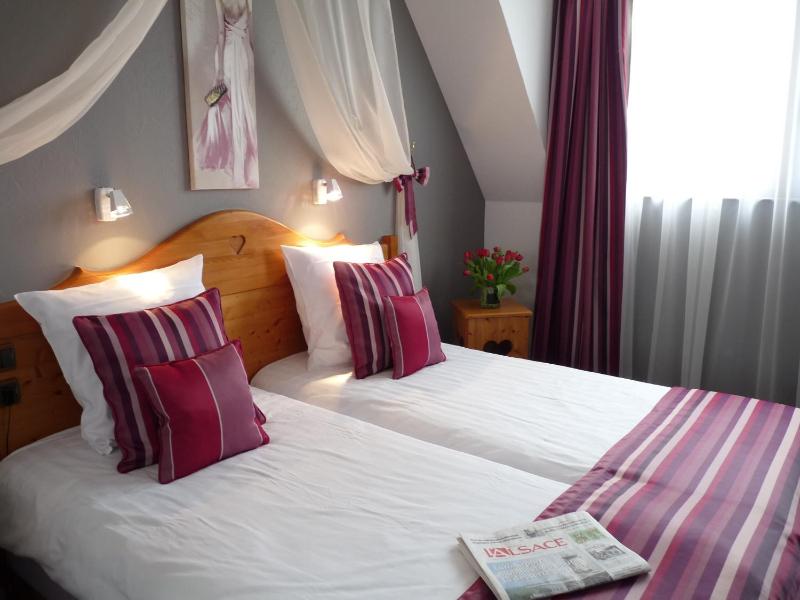 Standard Twin Room image 1