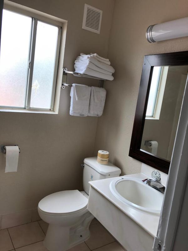  King Room with One King Bed - Non Smoking image 3