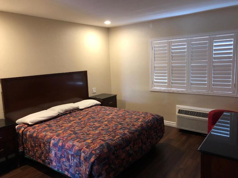  King Room with One King Bed - Smoking image 2
