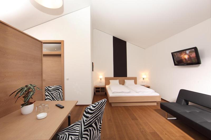 Triple Room with Spa Access image 1