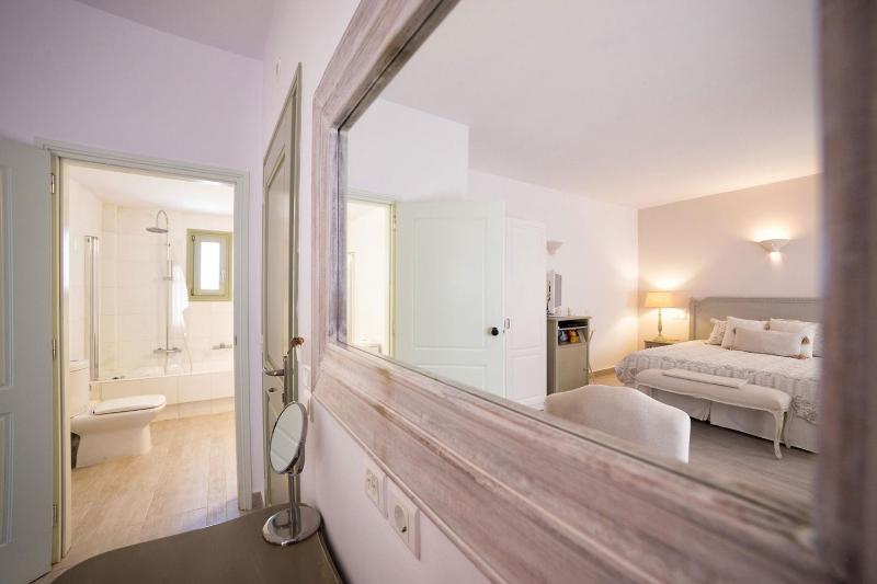 Double Room with Partial Sea View image 2